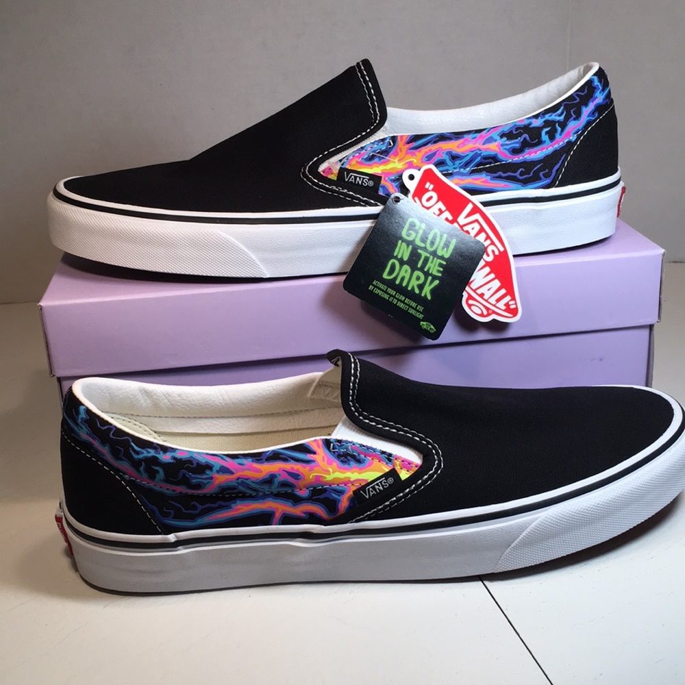 NWT Vans Classic Slip-On Electric Flame Black and True White Men’s 11.5